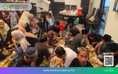 Hangatkan Kebersamaan, Keluarga Besar MTs Darun Najah Gelar Makan Bersama di Sela Rapat Kerja