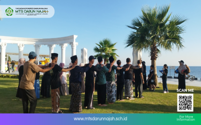 Hari Kedua Raker, MTs Darun Najah Gelar Outbound dan Game Character Building di Pantai Utama Raya